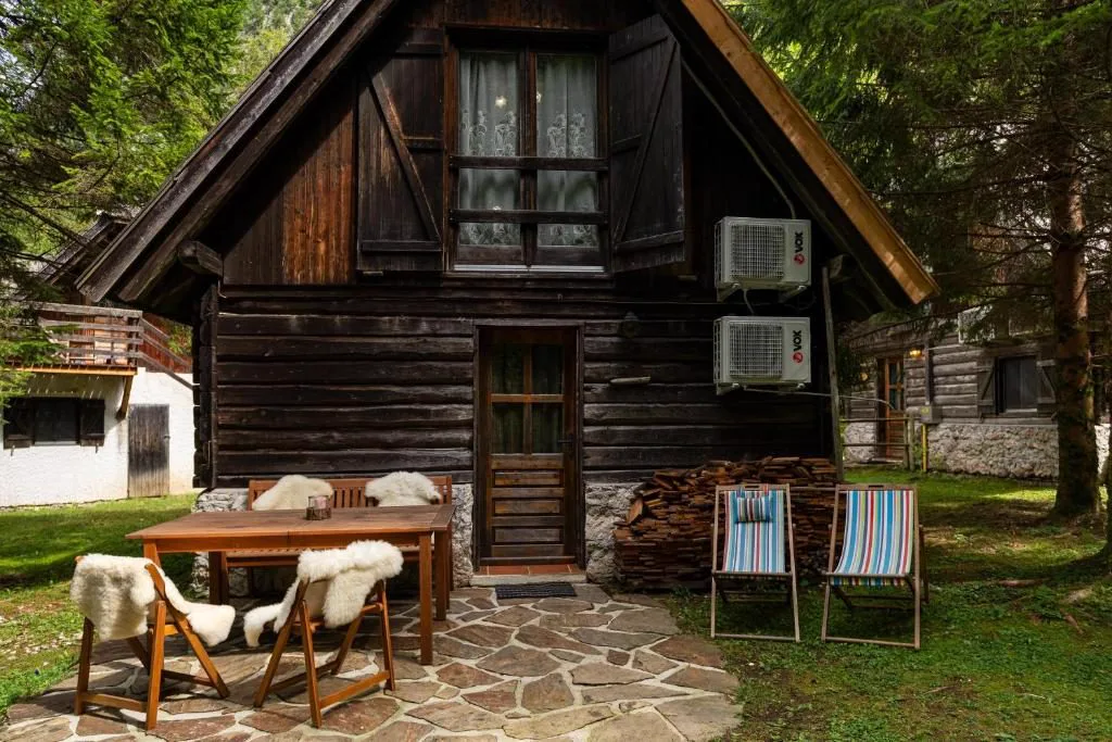 Brunarica z ovčjimi kožami na stolih