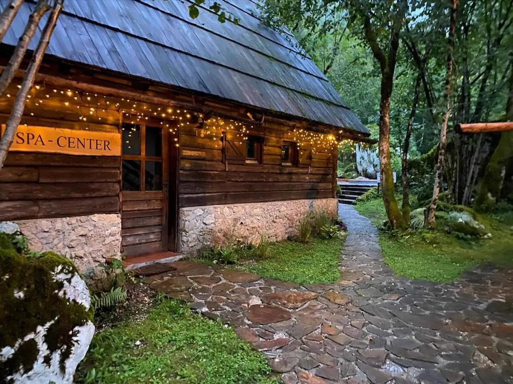 Spa hiška z lučkami ob kamniti poti